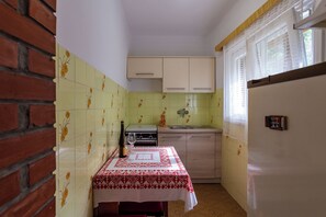 Standard House, Multiple Bedrooms, 2 Bathrooms, Lakeside (House Hortenzia Lake View) | Private kitchen