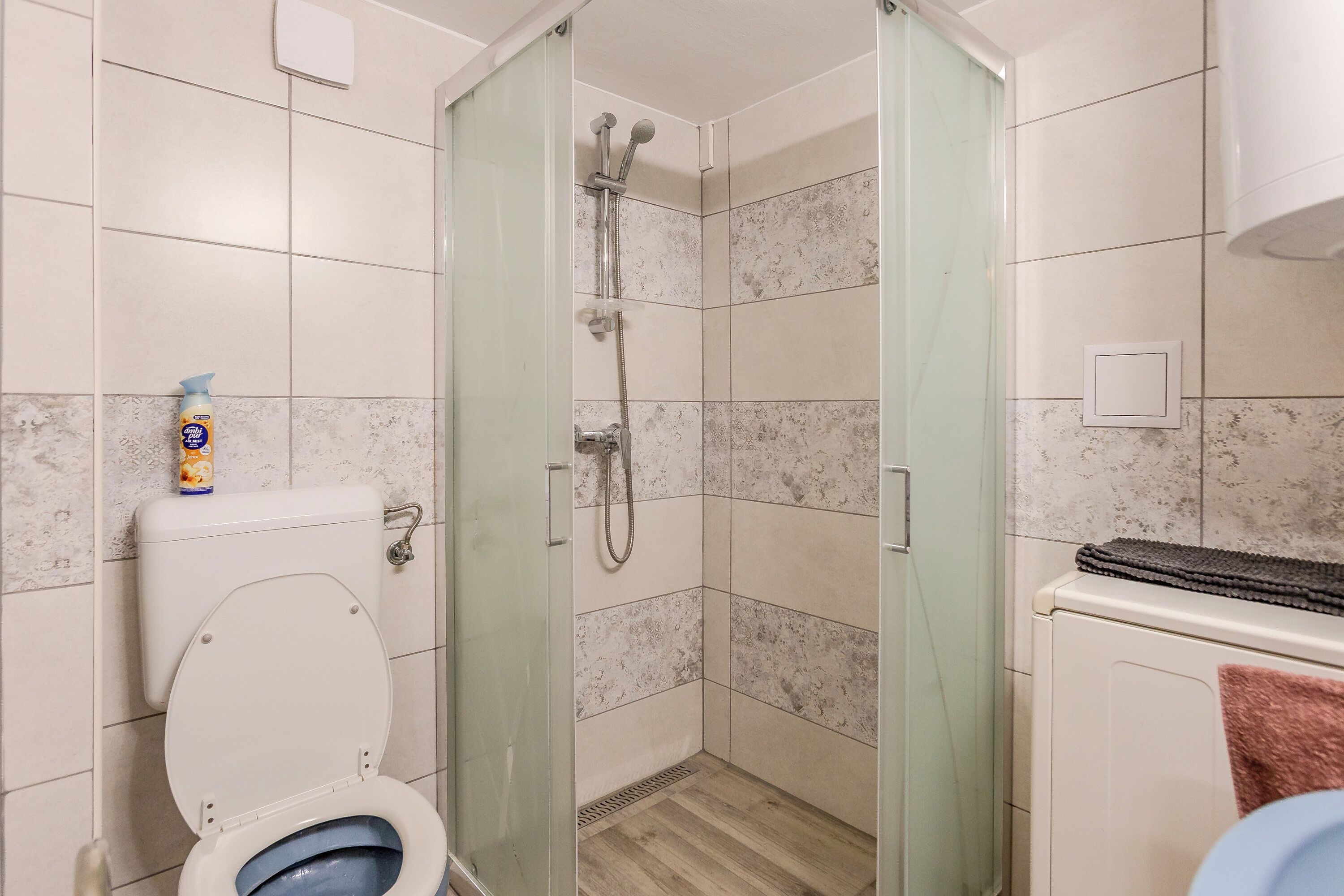 Casa estándar, varias habitaciones, 2 baños, junto al lago (House Hortenzia Lake View) | Baño | Ducha y bañera combinadas, secador de pelo, toallas y jabón