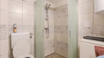 Casa estándar, varias habitaciones, 2 baños, junto al lago (House Hortenzia Lake View) | Baño | Ducha y bañera combinadas, secador de pelo, toallas y jabón