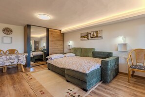 Standard House, Multiple Bedrooms, 2 Bathrooms, Lakeside (House Hortenzia Lake View)