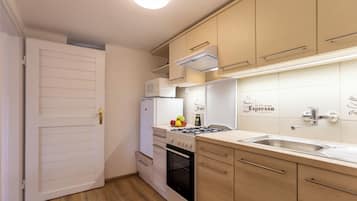 Casa estándar, 2 habitaciones, 2 baños, junto al lago (House Hortenzia Lake View) | Cocina privada | Refrigerador, microondas, horno y parrilla de estufa