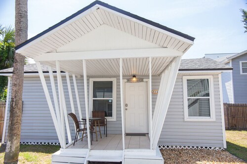 Cozy Cottage only 4 Blocks from the Ocean!