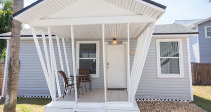 Cozy Cottage only 4 Blocks from the Ocean!