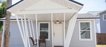 Cozy Cottage only 4 Blocks from the Ocean!