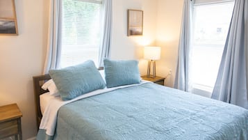 1 habitación, escritorio, tabla de planchar con plancha y cuna de viaje