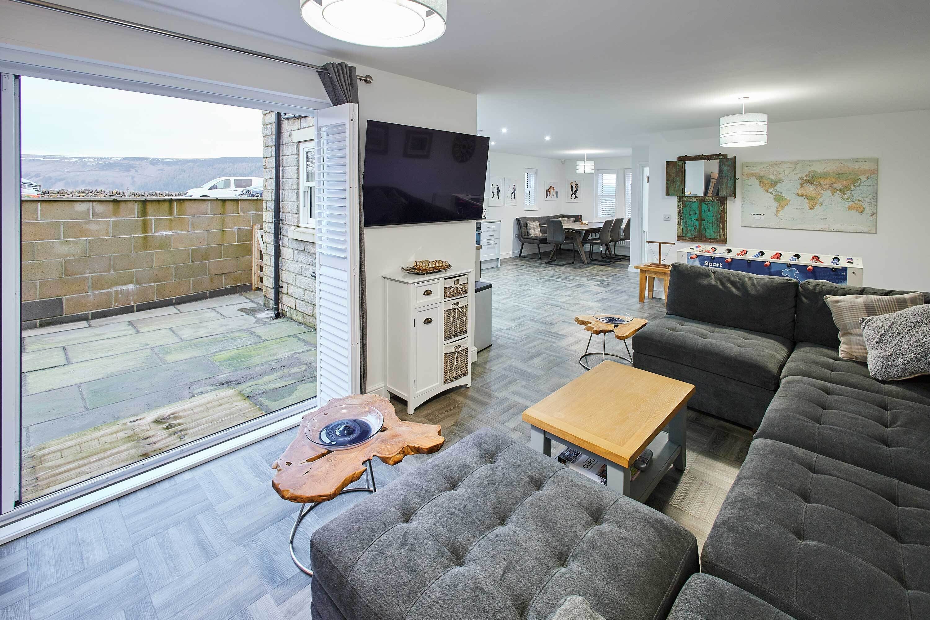 Televisión, reproductor de DVD y oficina 