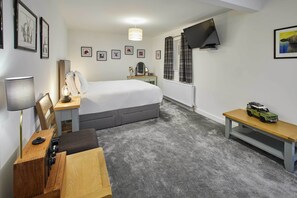 2 chambres, bureau, fer et planche à repasser, literie fournie