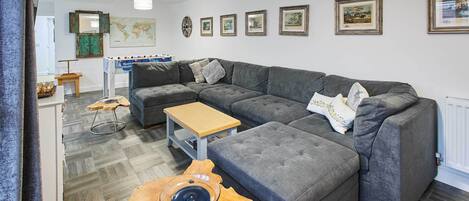Fernseher, DVD-Player, Arbeitsbereiche
