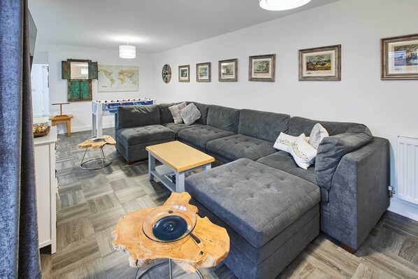 Téléviseur, lecteur de DVD, bureau