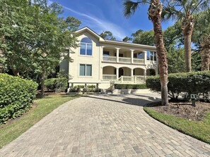 Exterior - Near ocean 2nd row from beach - sunny pool Magnificent 2nd row vacation home (Hilton Head Island)