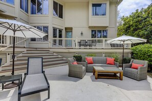 Terrace/patio - Near ocean 2nd row from beach - sunny pool Magnificent 2nd row vacation home (Hilton Head Island)