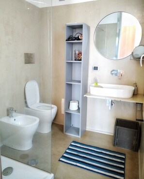 Dusj, hårføner, bidé og håndklær