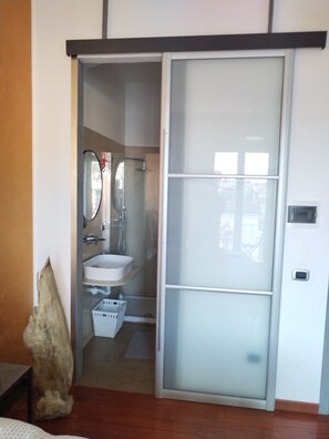 Dusche, Haartrockner, Bidet, Handtücher