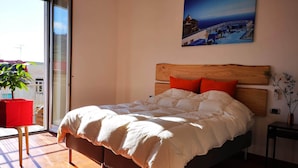 3 bedrooms, desk, free WiFi, bed sheets - SEMPRE SOLE IN CITY CENTER (Salerno)