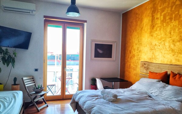 3 bedrooms, desk, WiFi (free), bed sheets