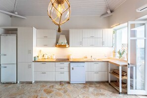 Fridge, dishwasher, coffee/tea maker, toaster