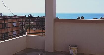 Grand Appartement avec vue sur mer, 90 M2, propre, climatisé, cuisine spacieuse.