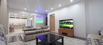 Grand Appartement avec vue sur mer, 90 M2, propre, climatisé, cuisine spacieuse.