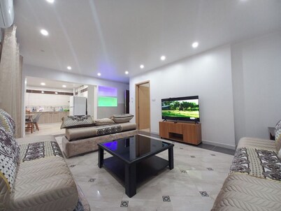 Grand Appartement Avec vue sur Mer, 90 M2, Propre, Climatisé, Cuisine Spacieuse