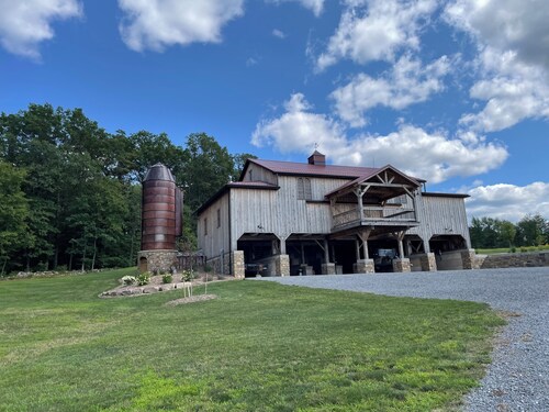 RV lot Hook Up, 5 minutes off I 80. Peacefully hidden behind our vintage barn. 
