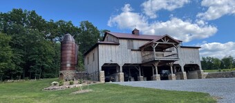 RV lot Hook Up, 5 minutes off I 80. Peacefully hidden behind our vintage barn. 