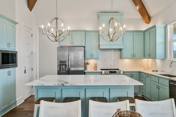 House, 4 Bedrooms | Private kitchen | Fridge, oven, coffee/tea maker, toaster