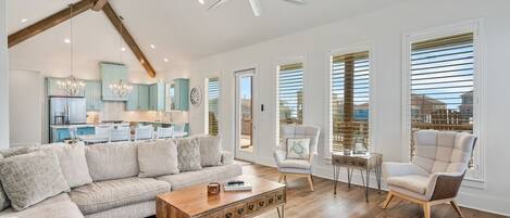 ハウス 4 ベッドルーム | リビング エリア | スマートテレビ