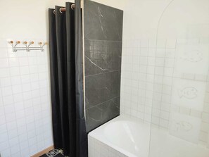 Secadora de cabello, toallas, jabón, shampoo