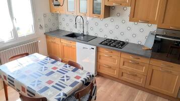 Réfrigérateur, micro-ondes, four, plaque de cuisson