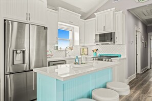 House, 2 Bedrooms | Private kitchen | Fridge, oven, coffee/tea maker, toaster