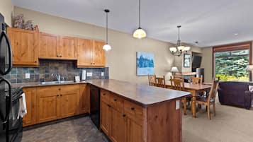 Condo, 2 Bedrooms | Private kitchen