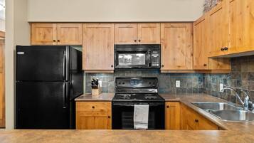 Condo, 2 Bedrooms | Private kitchen