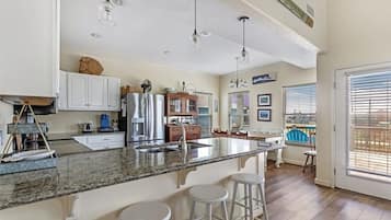 House, 4 Bedrooms | Private kitchen | Fridge, coffee/tea maker