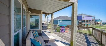 Family Tides 4 Bedroom Home by RedAwning