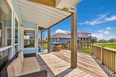 Family Tides 4 Bedroom Home by RedAwning