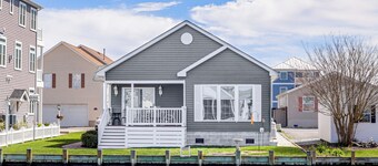 Near Beaches & Shops: Canal-front Selbyville Home
