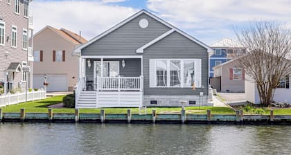 Near Beaches & Shops: Canal-front Selbyville Home