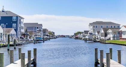 Near Beaches & Shops: Canal-front Selbyville Home