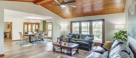 House (5 Bedrooms) | Interior