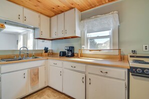 Apartment (1 Bedroom) | Interior - Oakland Apt on Messalonskee Lake w/ Dock Access! (Oakland)