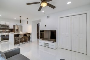 Interior - Houston Apartment: Close to University & Downtown (Houston)