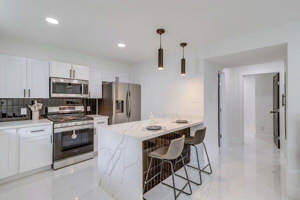 Front of property - Houston Apartment: Close to University & Downtown (Houston)