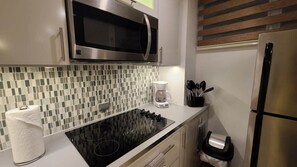 Cafetera y tetera, refrigerador, microondas y horno 