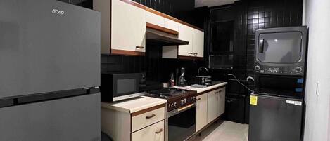 Réfrigérateur, micro-ondes, four, plaque de cuisson