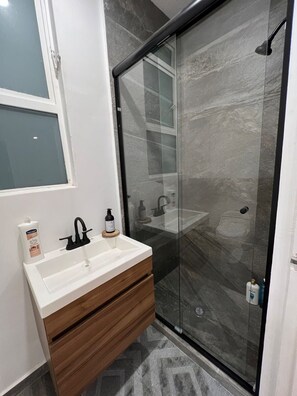 Dusche, Haartrockner, Handtücher