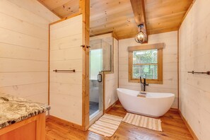 House (3 Bedrooms) | Bathroom - Blue Ridge Cabin w/ Hot Tub, Deck & Mountain Views (Blue Ridge)