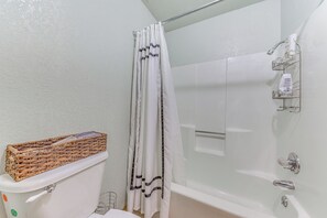 Interior - Nature-filled Ruidoso Condo: 3 Mi to Alto Lake (Ruidoso)