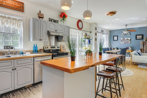 House (4 Bedrooms) | Interior - Adventure Meets Comfort: 6 Mi to Mount Snow! (West Dover)