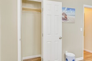 Interior - 2 Mi to Stewart Beach: Galveston Townhome (Galveston)