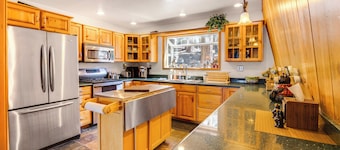 Woodsy Lake Almanor Cabin w/ Community Perks!